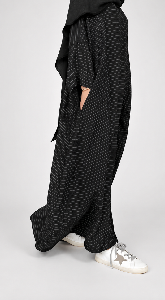 Célora Élan oversized linen dress in black, full-length view