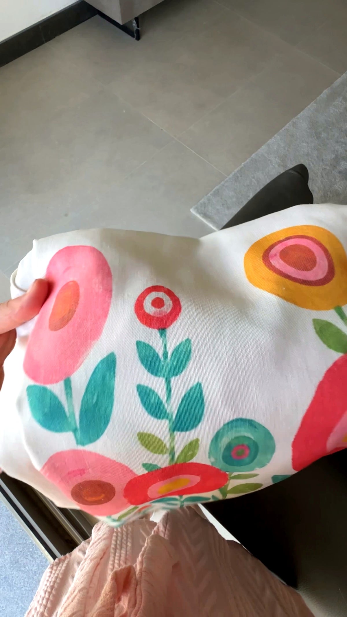 Célora floral kaftan dress, close-up of the pure linen fabric
